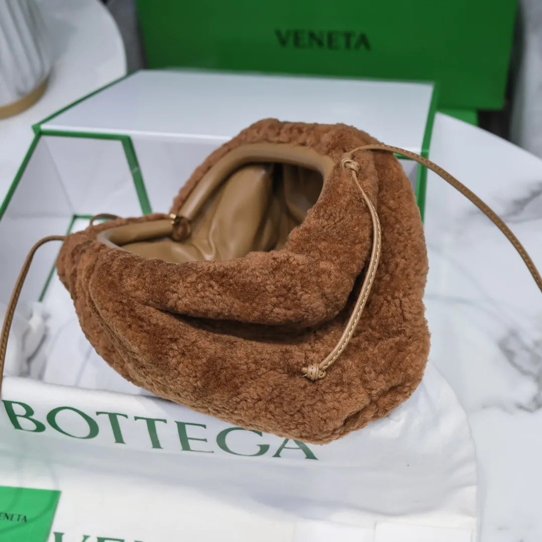 The small caramel 🐱BV pouch is the fluffy version of the cloud bag. It’s here, it’s here, it’s here with the fluff. You’ll know how cute it is when you see the real thing! The soft and fluffy feel is really great. Rua, this year’s furry style, I stand on bv! ! Whether it is a jodie cloud bag or a tote, not all curly teddy fur can be used to make goods. The curl size of the fur directly affects the similarity of the entire bag. Material: full fur and lambskin ➕ lambskin lining is much more expensive than full leather! Again, if you don’t want to develop ZP, of course you have to be willing to spend money ~ 22*13*5,